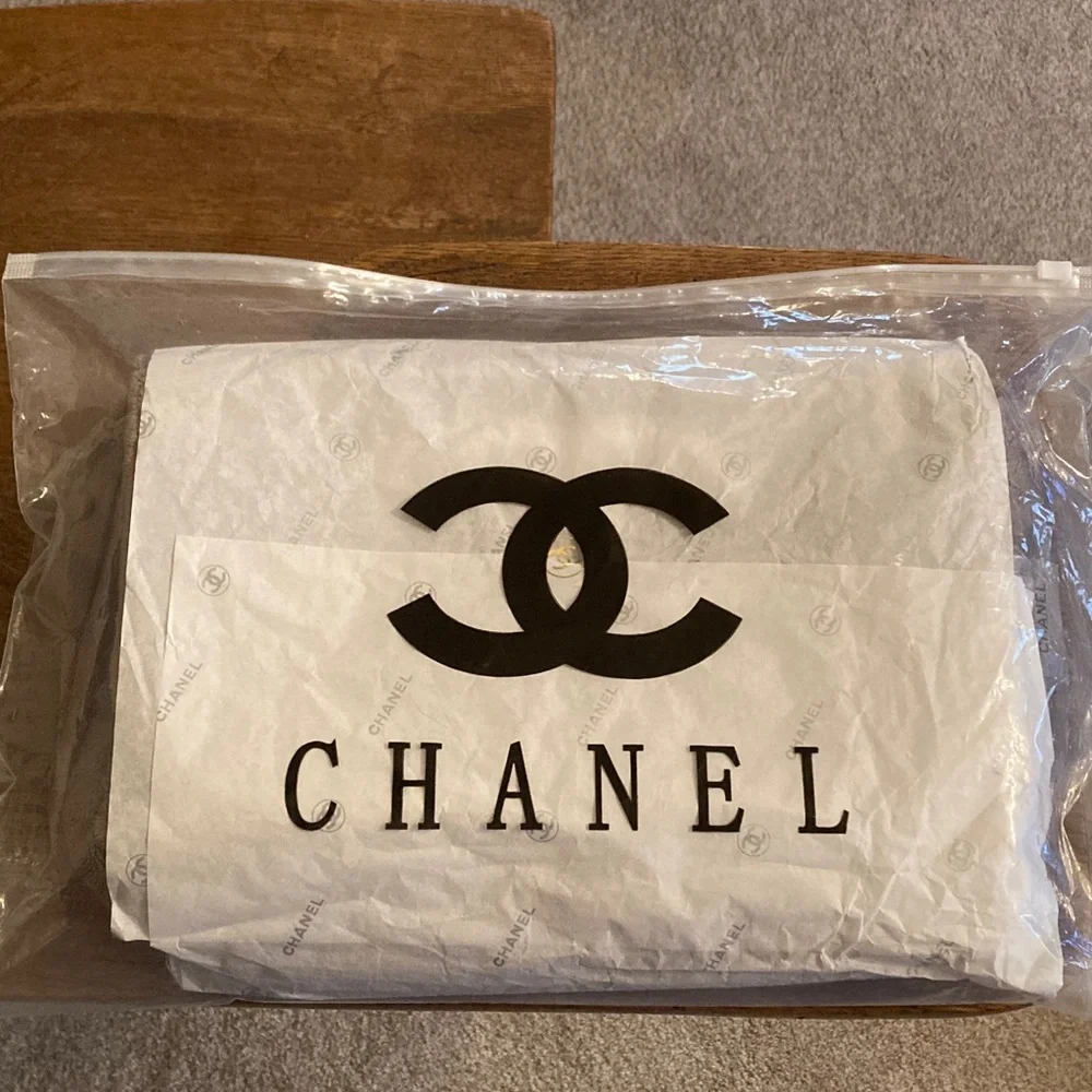 Chanel Makeup/Beaute Precision Adjustable Crossbody “Terry/Teddy” Bag NIP - Picture 11 of 11